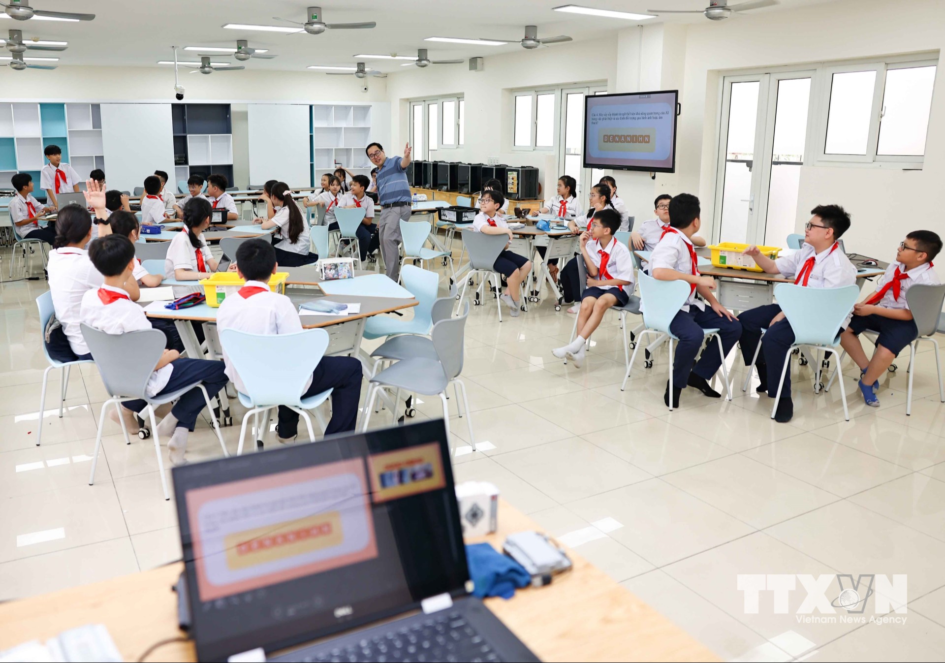 Theo Kế hoạch, 100% học sinh phổ thông và học viên giáo dục thường xuyên trên địa bàn Hà Nội sẽ được tiếp cận nội dung cốt lõi về AI với thời lượng 12 tiết/lớp/năm học. (Ảnh: Thanh Tùng/TTXVN)